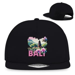 Könnte beinhalten: Schwarze Baseballkappe mit einer farbenfrohen Grafik eines balinesischen Tempels, Bergen und Blumen. Der Text "Come to BALI" ist in rosa Buchstaben dargestellt. Die Kappe hat einen flachen Schirm und einen Snapback-Verschluss.