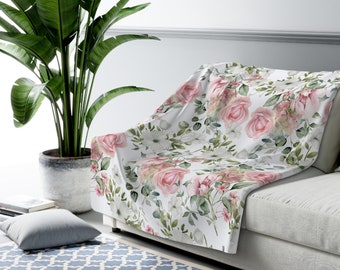 Koc z polaru Sherpa z motywem różowej róży i kwiatów: pled w stylu shabby chic
