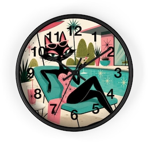 Puede incluir: Un reloj de pared redondo con marco negro que presenta la ilustración de un gato negro con gafas de sol rosas y un traje de baño rosa, descansando en una tumbona de color azul verdoso junto a una piscina con un cóctel.