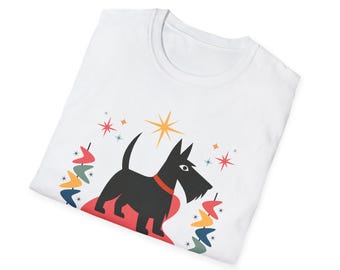 Puede incluir: Camiseta blanca con una ilustración en negro y rojo de un terrier escocés de pie sobre un fondo rojo y azul con una estrella amarilla y formas abstractas de colores.