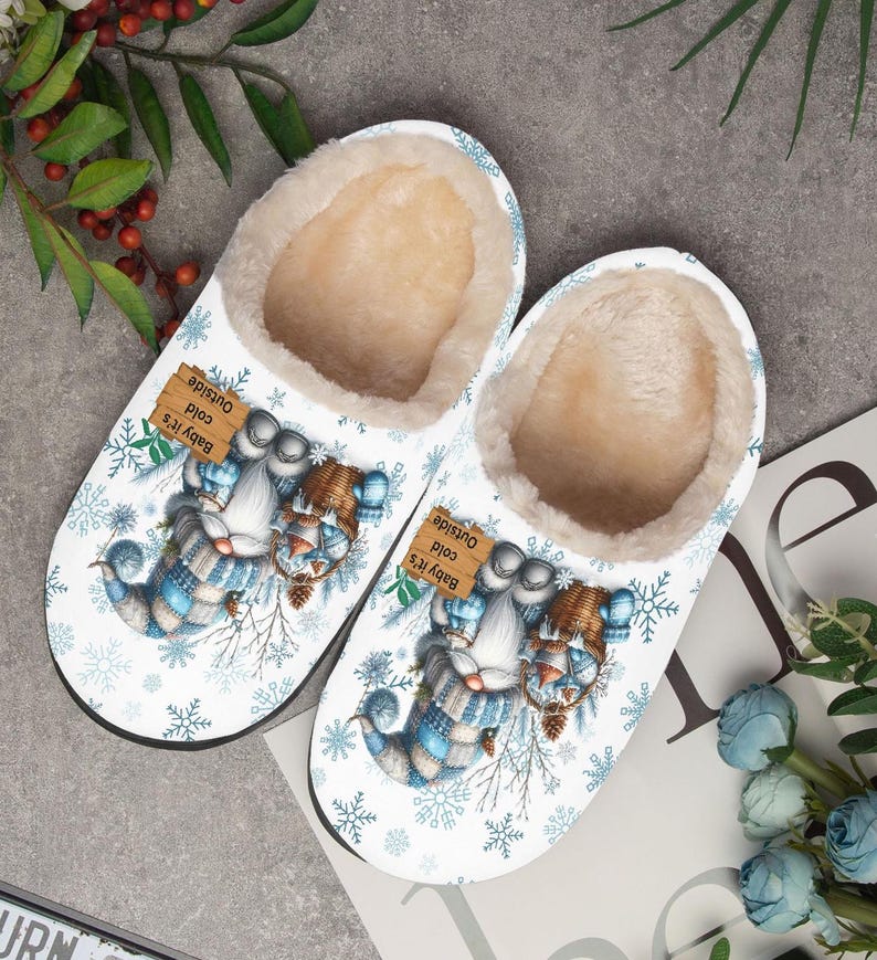 Pantuflas mullidas de gnomo de invierno, zapatillas de casa, regalo para amantes de los gnomos, calzado cálido y acogedor. imagen 2