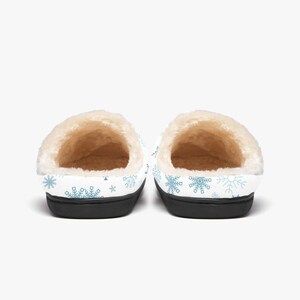 Pantuflas mullidas de gnomo de invierno, zapatillas de casa, regalo para amantes de los gnomos, calzado cálido y acogedor. imagen 4