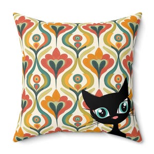 Puede incluir: Cojín cuadrado con un estampado floral retro en naranja, rojo, verde y amarillo. Un gato negro con grandes ojos azules está en la esquina inferior derecha. Un elemento decorativo para el hogar.