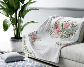 Koc z polaru Sherpa w różowe róże: pled w stylu shabby chic