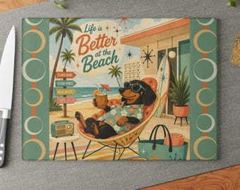 A vida é melhor na praia! Tábua de corte de vidro com estampa de dachshund | Cena retrô de praia