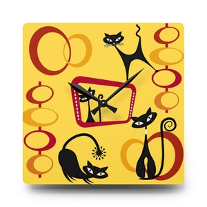 Könnte beinhalten: Quadratische Wanduhr mit gelbem Hintergrund und Retro-Katzen-Design. Die Uhr zeigt schwarze Katzensilhouetten, rote und orangefarbene geometrische Formen und schwarze Zeiger. Die Uhr ist ein dekorativer Artikel.