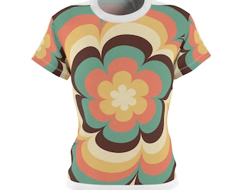 Puede incluir: Una camiseta blanca con un estampado floral de estilo retro en tonos marrones, naranjas, amarillos, verdes y rosas.