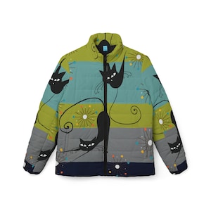 Puede incluir: Chaqueta acolchada con un patrón repetido de ilustraciones de gatos negros con un estilo moderno de mediados de siglo. La chaqueta tiene una cremallera completa y un cuello alto. El fondo está a rayas con tonos de verde, azul y gris.
