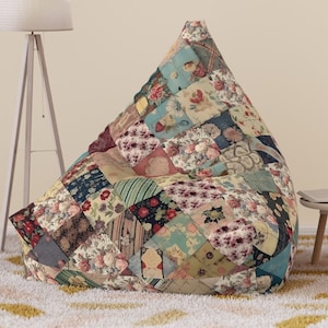 Könnte beinhalten: Ein Patchwork-Sitzsack mit verschiedenen floralen und geometrischen Mustern in Blautönen, Rot, Grün und Braun.