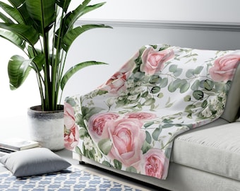 Koc z polaru Sherpa z różową piwonią i różą: wystrój rustykalnego domu w stylu shabby chic