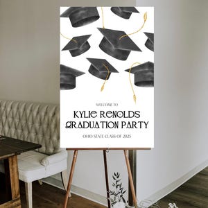 Plantilla de póster de bienvenida para fiesta de graduación con birretes de graduación voladores, anuncio de graduación, póster de cartón pluma imprimible, totalmente personalizable