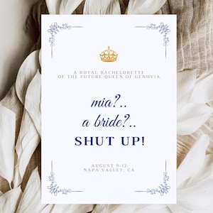 以下が含まれることがあります： 青と金のアクセントが付いた白いカード。カードには王冠のグラフィックと「A Royal Bachelorette of the Future Queen of Genovia」と「mia?.. a bride?.. SHUT UP!」のテキストが書かれており、日付は「August 9-12 Napa Valley, CA」です。