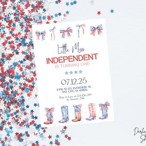 Puede incluir: Una invitación roja, blanca y azul para un primer cumpleaños. La invitación presenta una ilustración de acuarela de botas de vaquero y lazos para niña. El texto de la invitación dice "Little Miss Independent is turning one" y "07.12.25".