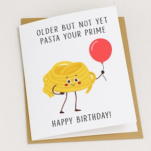 Könnte beinhalten: Geburtstagskarte mit einer Cartoon-Pasta-Figur, die einen roten Ballon hält. Auf der Karte steht in schwarzer Schrift auf weißem Hintergrund "OLDER BUT NOT YET PASTA YOUR PRIME" und "HAPPY BIRTHDAY!".