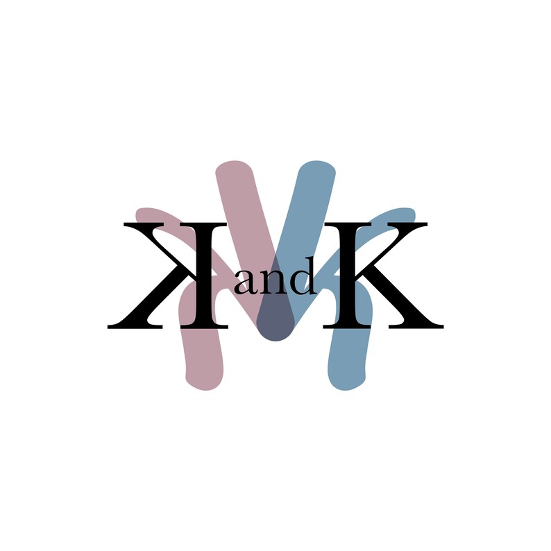 Puede incluir: Un dise&ntilde;o de logotipo con las letras "K y K" en fuente negra. Las letras est&aacute;n rodeadas por dos formas abstractas, una en rosa y otra en azul.