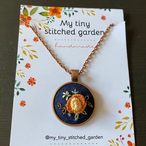 Zierliche Kupfer Blume auf dunkelblauem Stoff / Handgemachte Embroidery Schmuck / Floral bestickte Halskette / Einzigartiges Geschenk
