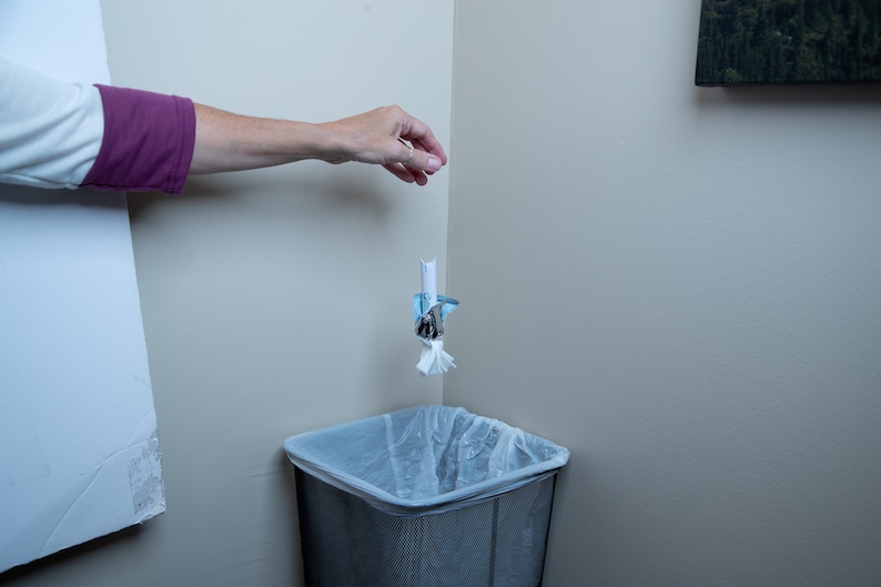 Pipiwipe A 75 Alcohol Wet Wipe With a Handle to Clean Public Toilet Seats and Other Surfaces