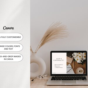 Pode incluir: Um computador port&aacute;til que exibe um modelo Canva com o texto "Let's Connect!" e um endere&ccedil;o de site. O modelo tem um fundo branco com texto preto e um design simples. O laptop est&aacute; em uma mesa de madeira com um vaso de grama de pampas seca, uma x&iacute;cara de caf&eacute; e uma pilha de livros.