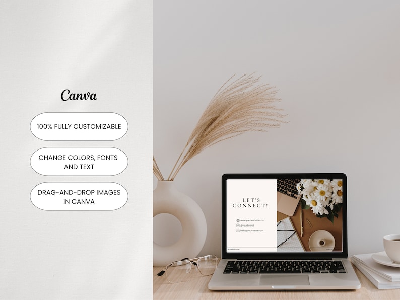 Pode incluir: Um computador port&aacute;til que exibe um modelo Canva com o texto "Let's Connect!" e um endere&ccedil;o de site. O modelo tem um fundo branco com texto preto e um design simples. O laptop est&aacute; em uma mesa de madeira com um vaso de grama de pampas seca, uma x&iacute;cara de caf&eacute; e uma pilha de livros.