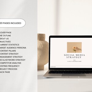 Pode incluir: Um computador port&aacute;til exibindo um modelo de estrat&eacute;gia de m&iacute;dia social com um fundo marrom claro e uma &uacute;nica flor rosa com sombra. O texto na tela diz "Estrat&eacute;gia de m&iacute;dia social para o nome comercial do cliente".