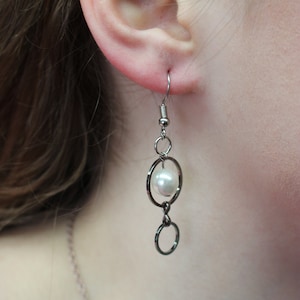 Silver colored circled loop dangle drop pearl bead earrings