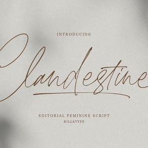 Puede incluir: Presentación de Clandestine, una fuente de escritura femenina editorial. El nombre de la fuente está escrito en un estilo fluido y cursivo.