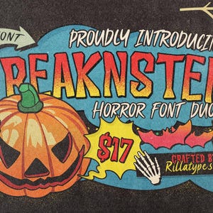 Puede incluir: Un diseño gráfico para un dúo de fuentes de terror llamado "Freaknstein" con una calabaza con una cara de miedo, un murciélago y una mano verde. El texto "PROUDLY INTRODUCING" y "HORROR FONT DUO" también están incluidos en el diseño.