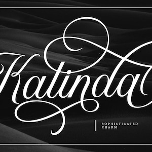 Può includere: Un carattere corsivo bianco chiamato "Kalinda" con lo slogan "Sophisticated Charm" e l'anno "YKT 2023" visualizzato su uno sfondo bianco e nero.