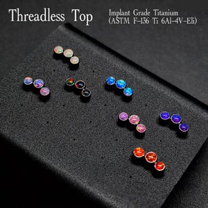 Può includere: Gioiello per il corpo threadless top in titanio di grado implantare ASTM F-136 Ti 6Al-4V-Eli. Il set include sette pezzi curvi, ognuno con tre pietre circolari effetto opale in vari colori tra cui bianco, blu, rosa, arancione e nero.