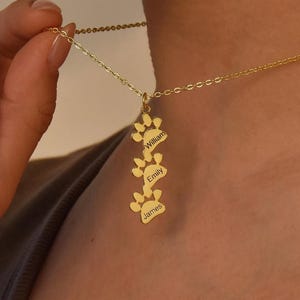 足跡のネームネックレス、刻印入り足跡ネックレス、パーソナライズされた小さな犬の足跡ネックレス、猫の足跡ネックレス、ペットのメモリアルギフト、彼女へのギフト