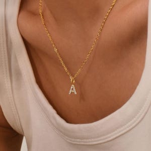 Collar con letra, collar con inicial personalizado, delicado collar con letra pavé y diamante, regalo para dama de honor, regalo para mujer, regalo para mamá, regalo de Navidad.