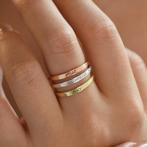 Anpassad smal namnring, personlig graverad bandring, stapelringar, brudtärnepresent, babynamnpresent till mamma, minnesring, present till henne