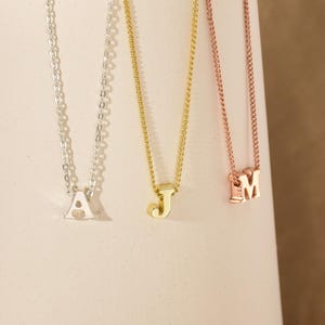 Collar pequeño con inicial de oro, collar con inicial personalizado, collar con letra, regalo de aniversario, joyería personalizada, regalo de Navidad, regalo para ella