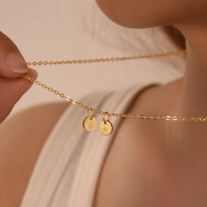 Collar pequeño de disco de oro personalizado, collar de disco con inicial personalizada, collar con dije grabado, colgante de letra, regalo de cumpleaños para ella, regalo para mamá