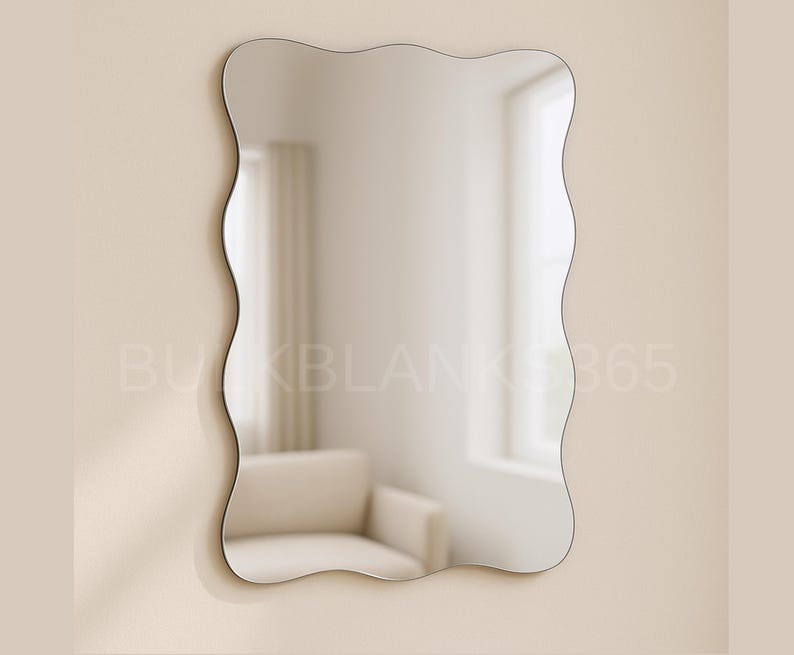 Pode incluir: Um espelho com borda ondulada est&aacute; pendurado em uma parede bege. O espelho reflete uma sala com uma poltrona branca, uma janela e uma cortina. A moldura do espelho &eacute; fina e escura, com um design moderno.