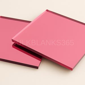 Puede incluir: Dos l&aacute;minas cuadradas de vidrio rosa reflectante con bordes lisos y pulidos. La superficie del vidrio es brillante y de color uniforme. El texto BULKBLANKS365 est&aacute; impreso en una fuente clara y semitransparente en el centro de las piezas.