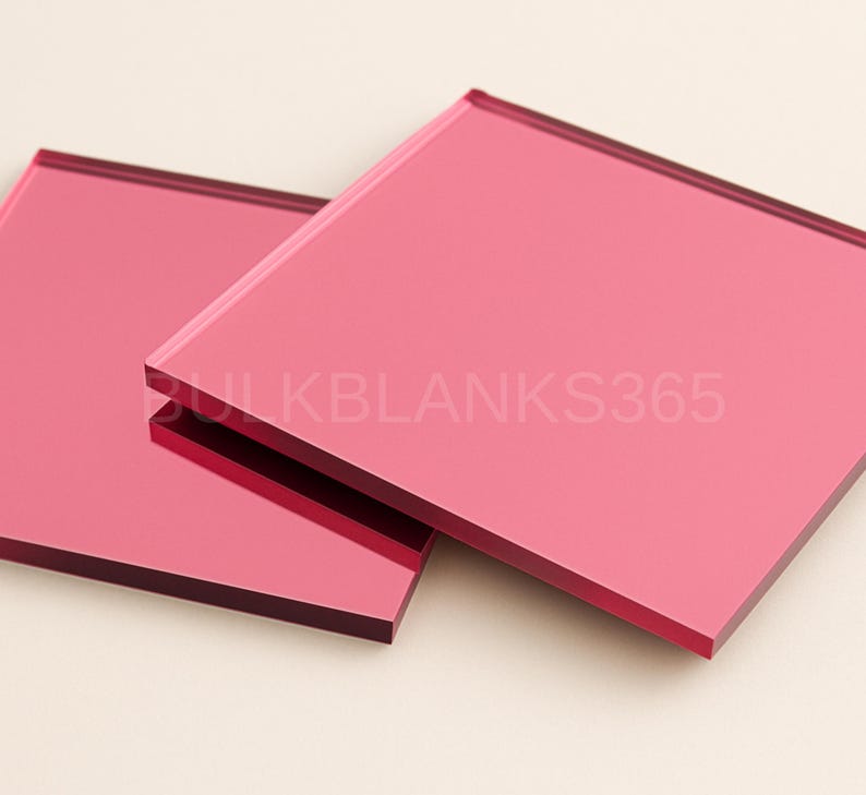 Puede incluir: Dos l&aacute;minas cuadradas de vidrio rosa reflectante con bordes lisos y pulidos. La superficie del vidrio es brillante y de color uniforme. El texto BULKBLANKS365 est&aacute; impreso en una fuente clara y semitransparente en el centro de las piezas.