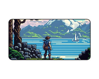 Könnte beinhalten: Eine pixelartige Illustration einer Person in einem blauen Hemd und braunem Hut, die auf einem grasbewachsenen Hügel steht und auf eine Wasserfläche blickt. Die Person schaut auf ein kleines Segelboot in der Ferne. Der Hintergrund ist eine pixelartige Landschaft mit Bergen und Bäumen.