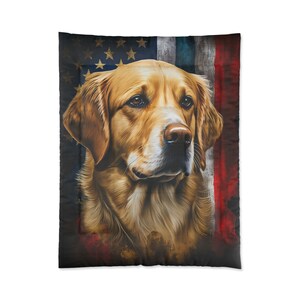 Golden Retriever con il piumino di sfondo della bandiera americana