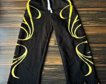 Pantalones deportivos negros y amarillos: un básico del estilo streetwear.