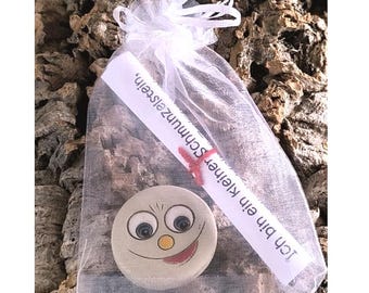 Schmunzelstein Keramik im Organzasäckchen mit Spruch