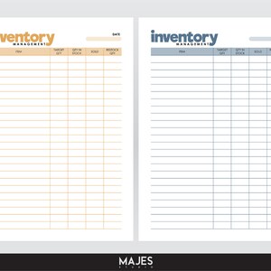Pode incluir: Duas folhas de gerenciamento de estoque, uma em bege e outra em azul, com a palavra "inventory" no topo. Cada folha tem colunas para item, quantidade alvo, quantidade em estoque, vendido e quantidade de reabastecimento. A parte inferior da imagem tem o texto "MAJES STUDIO".