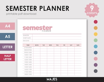Può includere: Un planner di semestre stampabile nei formati A4, A5, Letter e Half Letter. Il planner ha uno schema di colori rosa e bianco e include una sezione per il semestre, la data di inizio, la data di fine, l'ora e i giorni della settimana. Il planner è progettato per aiutare gli studenti a organizzare i loro orari.