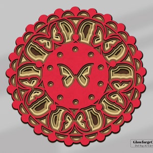 Może przedstawiać: Czerwono-brązowa, wielowarstwowa mandala z papieru z motywem motyla w środku. Mandala to okrągły wzór z misternymi wzorami i detalami. Motyl to prosty wzór z rozłożonymi skrzydłami.