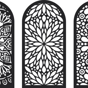 Puede incluir: Tres marcos negros arqueados con intrincados diseños de corte blanco. Los diseños presentan patrones geométricos con motivos florales y de hojas.