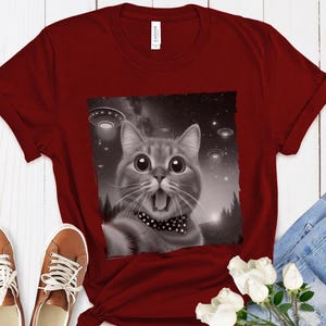 Funny UFO Cat Selfie Tshirt & Sweatshirt Halloween Horror Sci-Fi Gift Vintage Animal Alien Cat Lover Retro Pet Humor Space Pop Sweatshirt