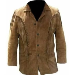 Könnte beinhalten: Eine braune Wildlederjacke mit Fransenbesatz. Die Jacke hat einen Knopfschließe vorne und lange Ärmel.