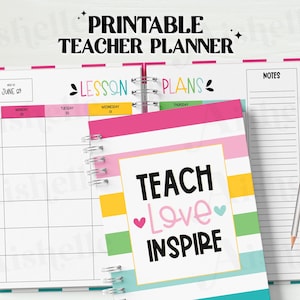 Op de afbeelding: Een kleurrijke lerarenplanner met de tekst "PRINTABLE TEACHER PLANNER" bovenaan. De planner bevat lesplannen, een kalender en een notitieboek. De omslag van de planner zegt "TEACH LOVE INSPIRE".