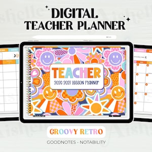 Op de afbeelding: Digitale lerarenplanner weergegeven op drie tablets. De middelste tablet heeft een groovy retro-ontwerp met bloemen, smiley-gezichten en de tekst "TEACHER 2026-2027 Lesson Planner". De andere tablets tonen kalenderindelingen.