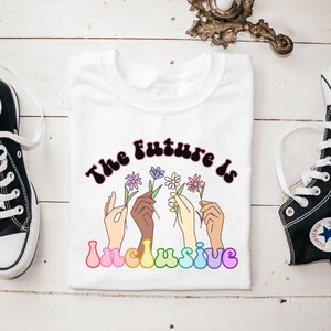 The Future Is Inclusive Pride Month T-Shirt, inspirierendes soziales Gerechtigkeits-Diversity-Shirt, motivierendes Gleichheits-T-Shirt, Geschenk für MSW-Therapeuten